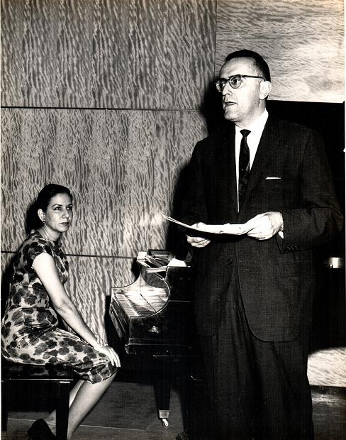 Foto de   Argeliers presenta a la pianista y profesora cubana Margot Fleites, concierto homenaje a Amadeo Roldán, Salón de Actos de la BNJM, 14 de marzo de 1960. Colección especial de fotografías BNJM. 